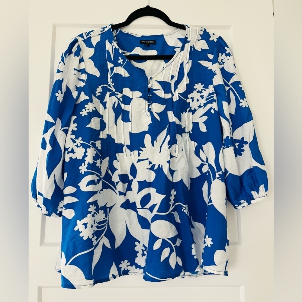 Ava & Grace Blue and White Floral Women's Top with 3/4 sleeves, Size Large‎
